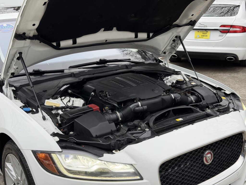 2016 Jaguar XF Image 26