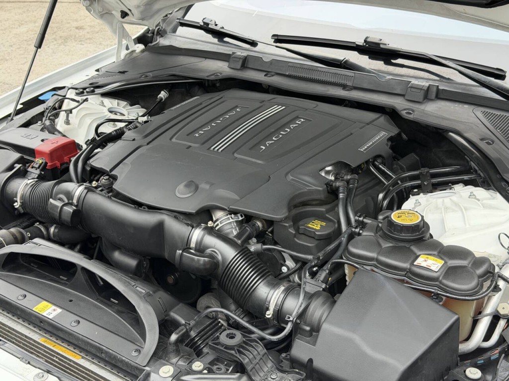 2016 Jaguar XF Image 27