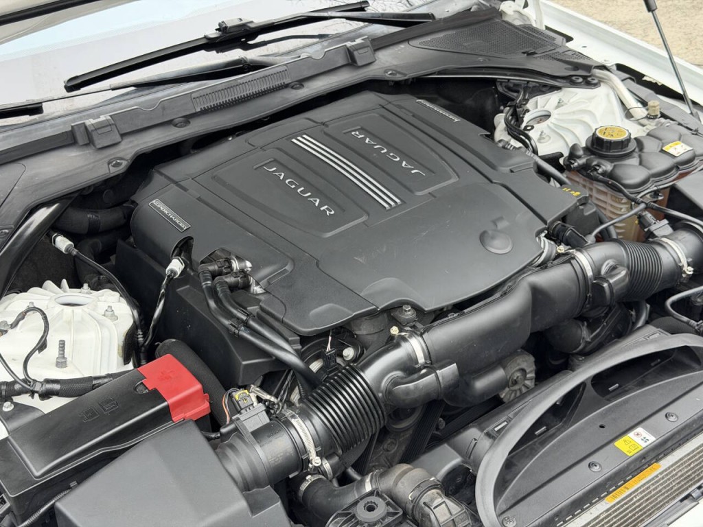 2016 Jaguar XF Image 28