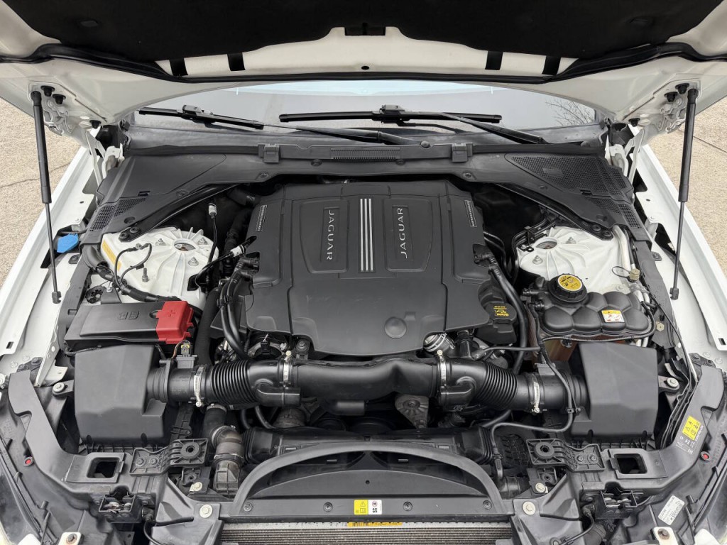 2016 Jaguar XF Image 29