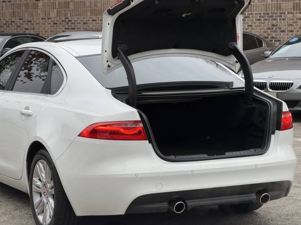 2016 Jaguar XF Image 30