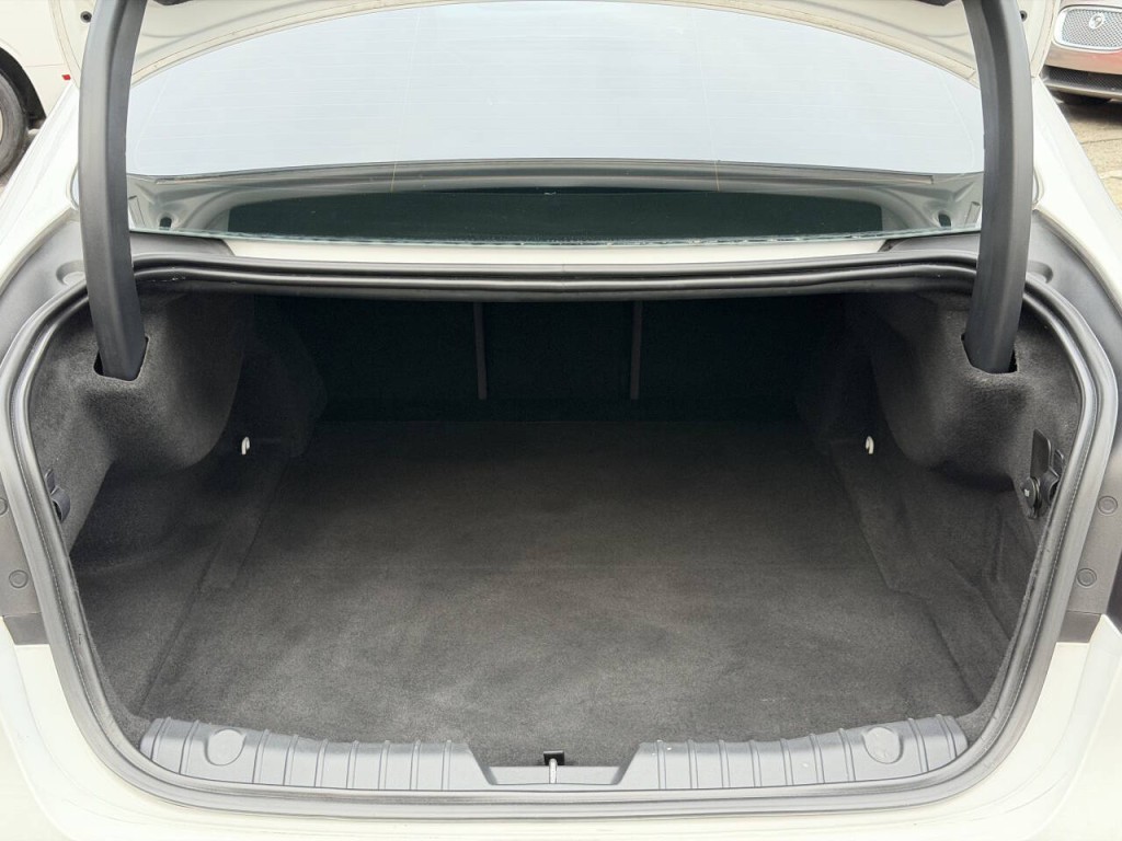 2016 Jaguar XF Image 31