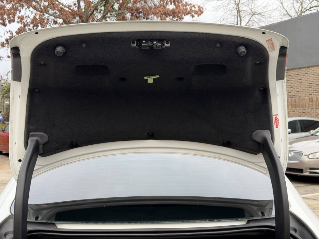 2016 Jaguar XF Image 32