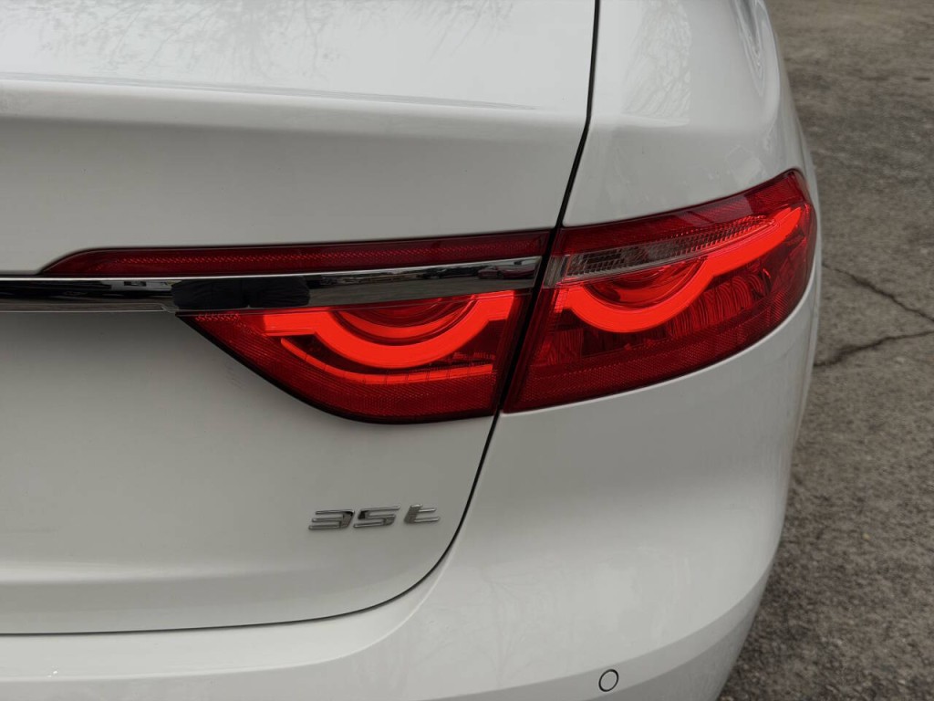 2016 Jaguar XF Image 33