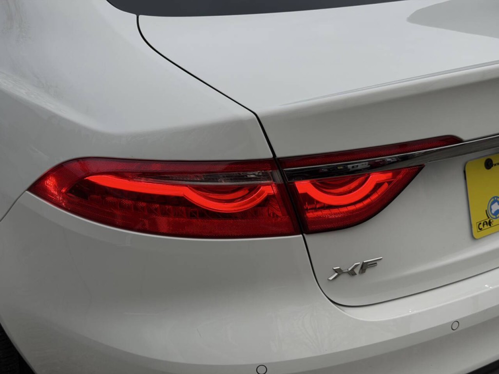 2016 Jaguar XF Image 34
