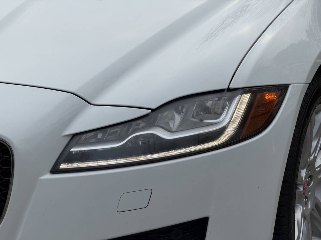 2016 Jaguar XF Image 35