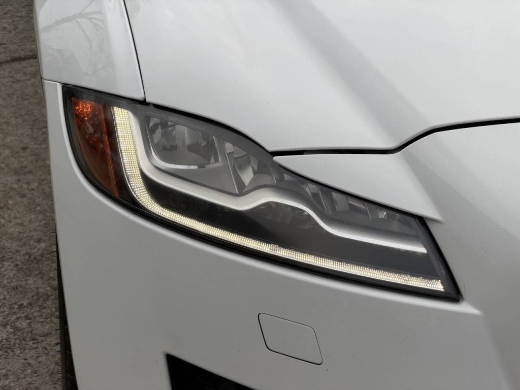 2016 Jaguar XF Image 36