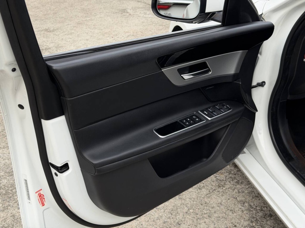 2016 Jaguar XF Image 37