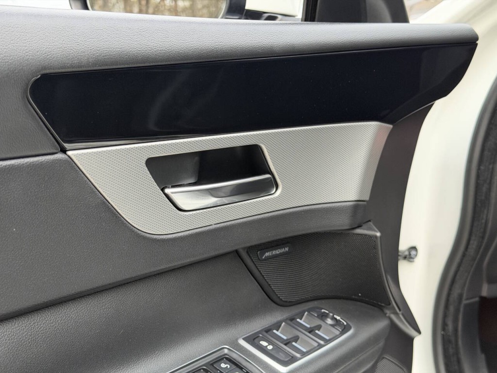 2016 Jaguar XF Image 38