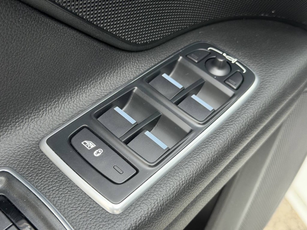 2016 Jaguar XF Image 40