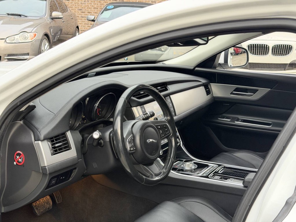 2016 Jaguar XF Image 41