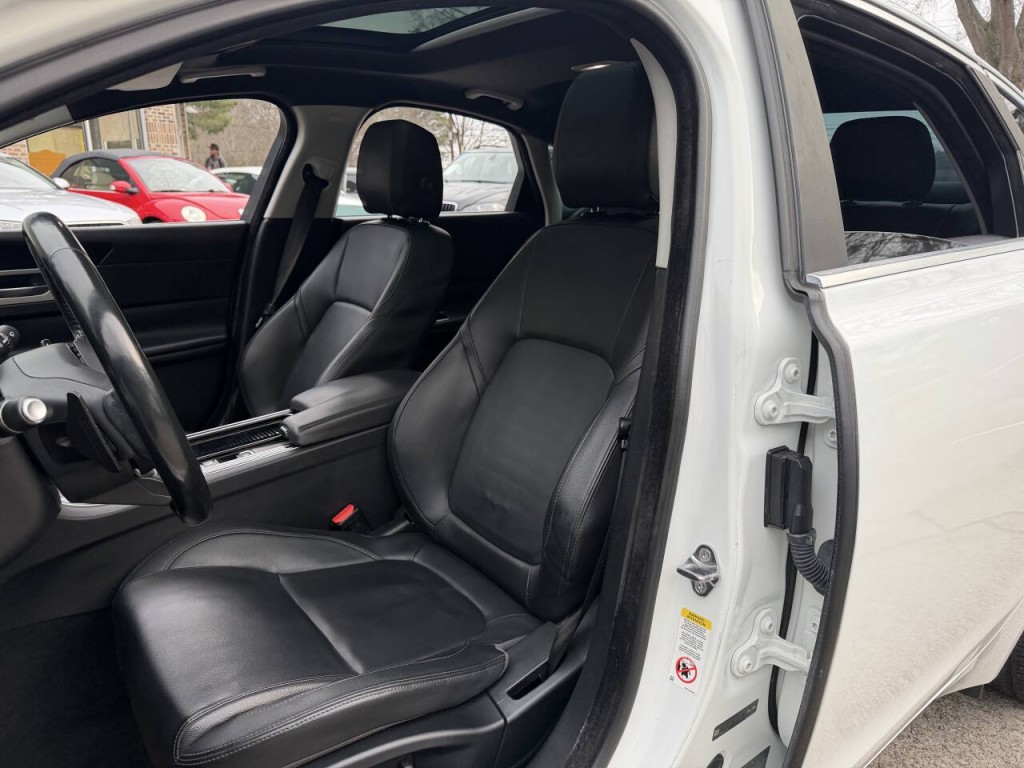 2016 Jaguar XF Image 42