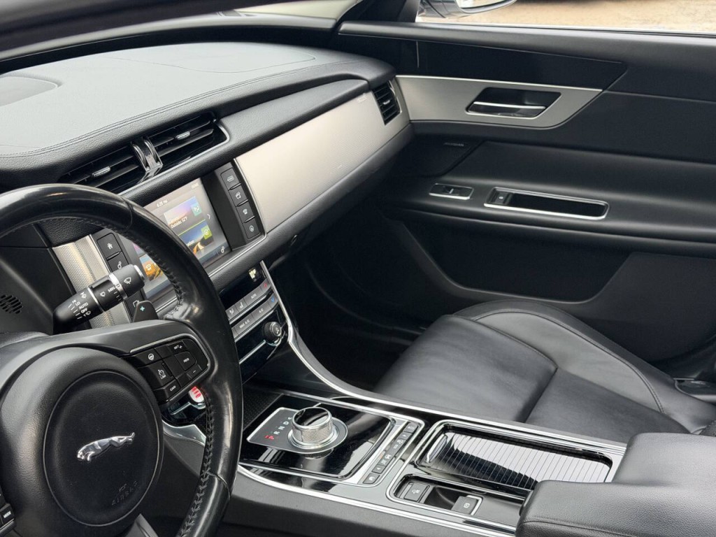 2016 Jaguar XF Image 43