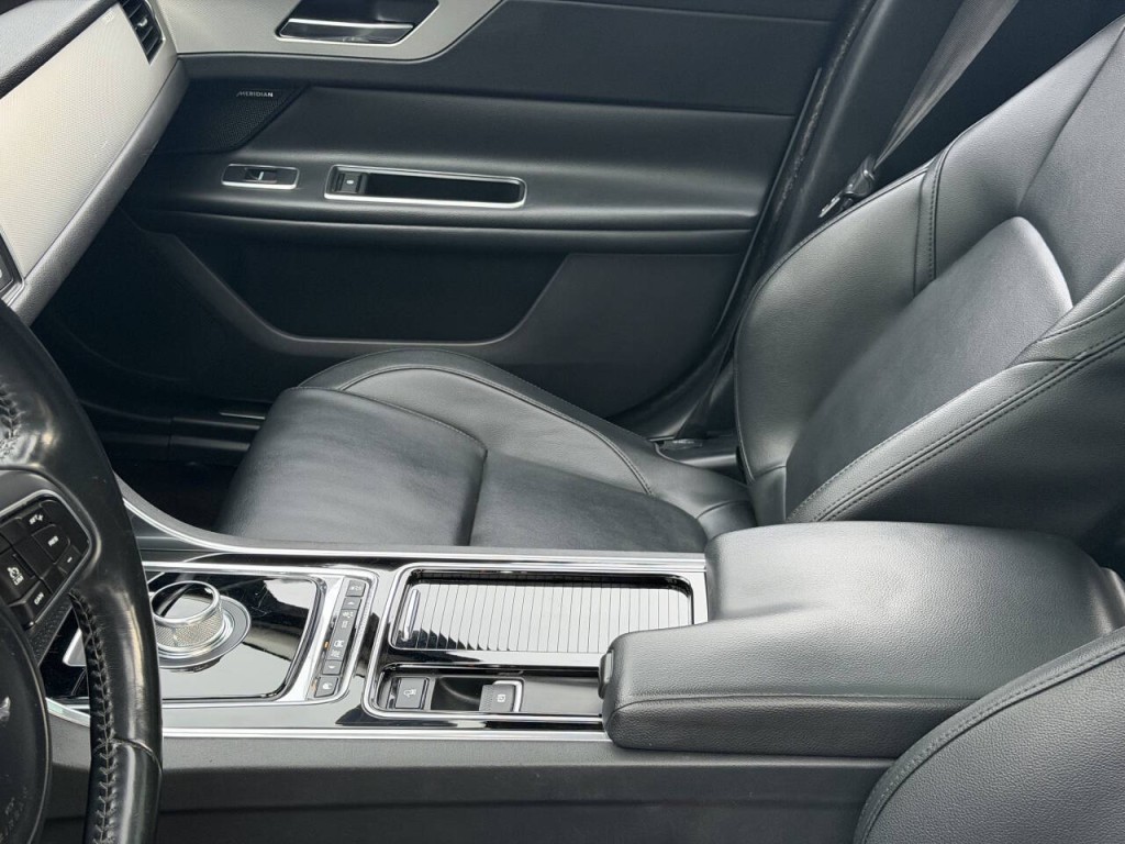 2016 Jaguar XF Image 45