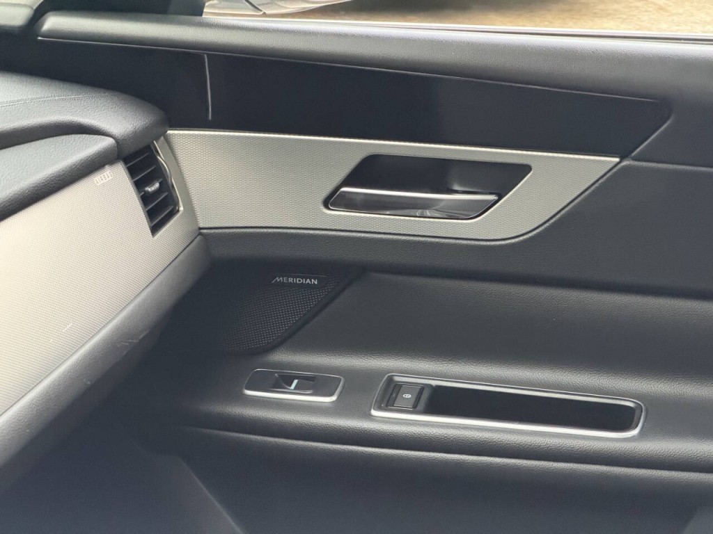 2016 Jaguar XF Image 46