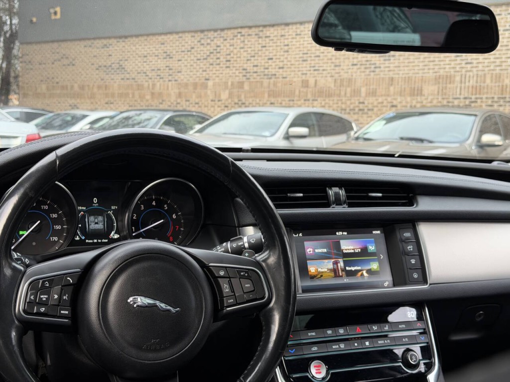 2016 Jaguar XF Image 47