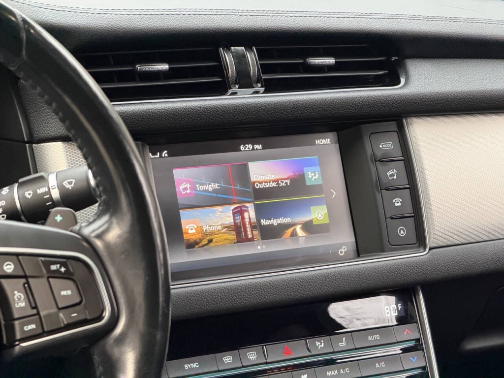 2016 Jaguar XF Image 48