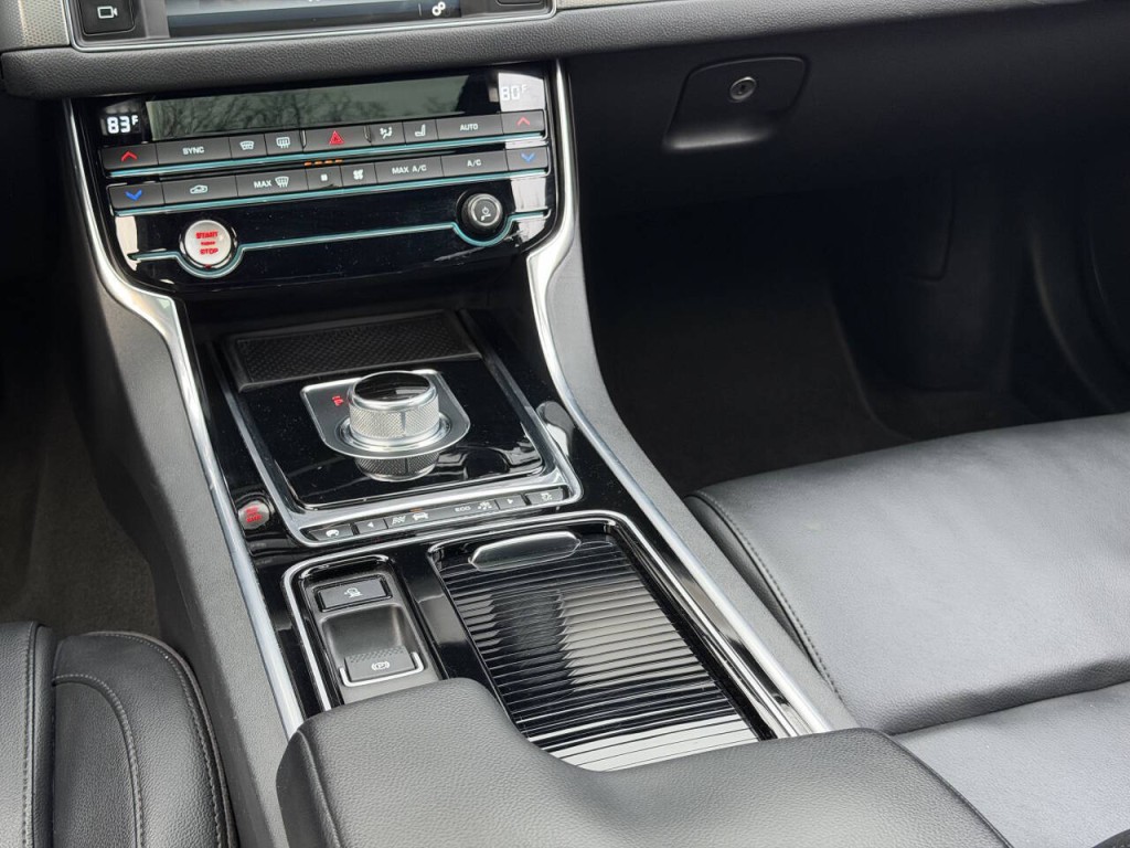 2016 Jaguar XF Image 50