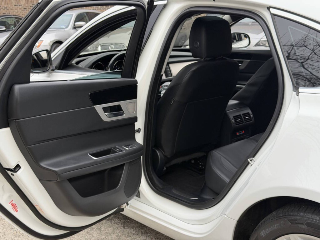 2016 Jaguar XF Image 56