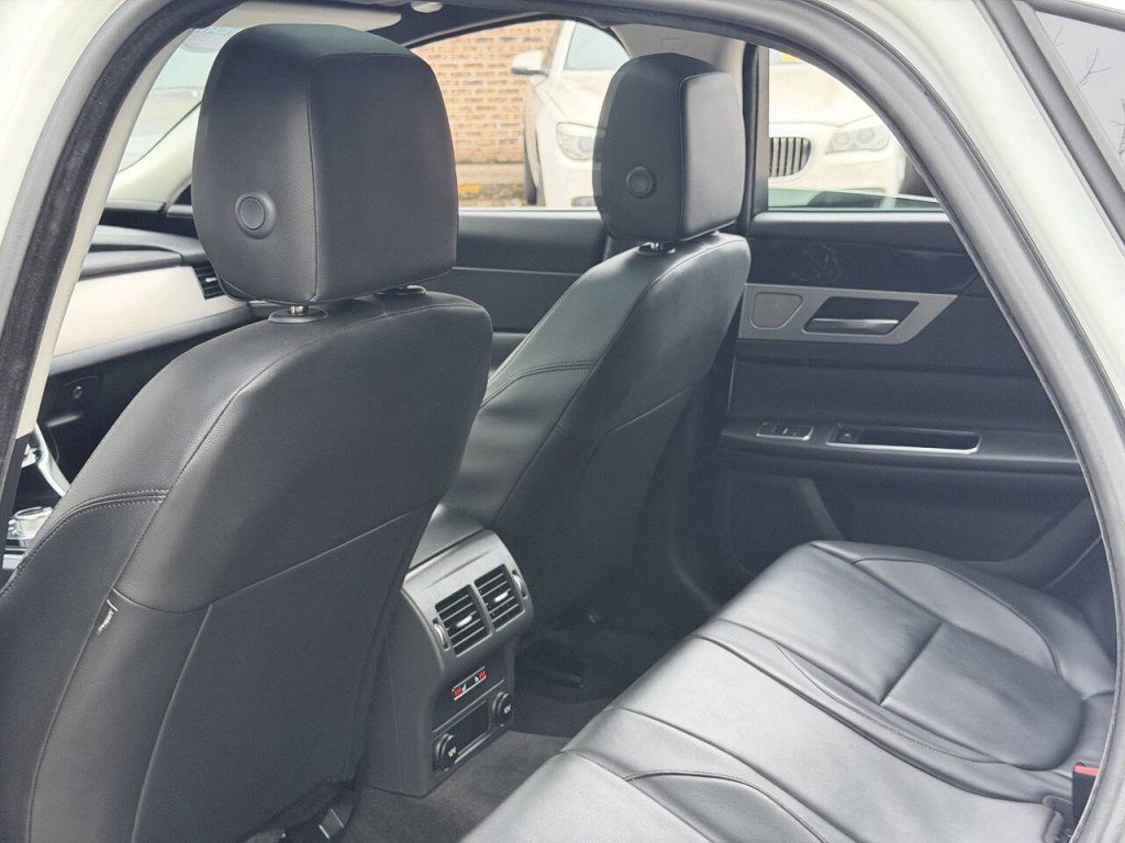 2016 Jaguar XF Image 57