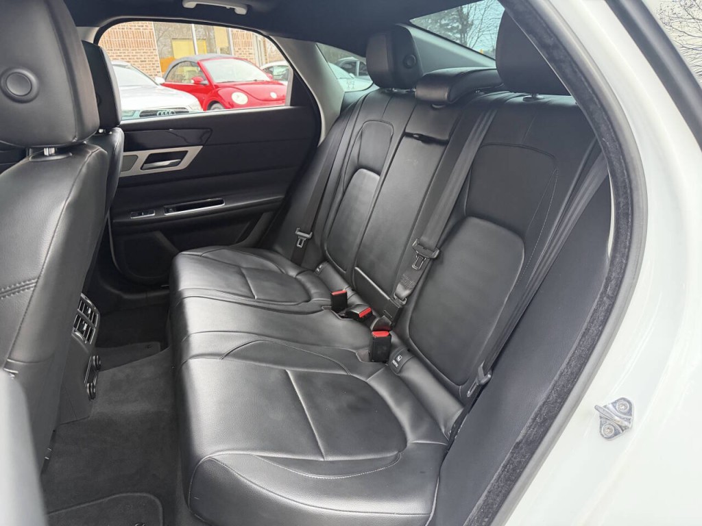 2016 Jaguar XF Image 58