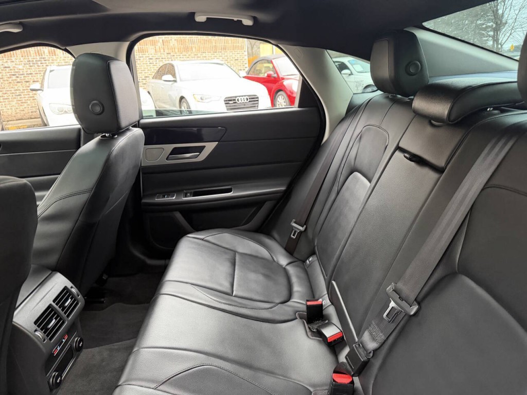 2016 Jaguar XF Image 59