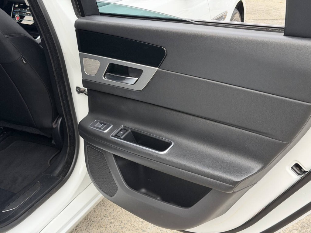 2016 Jaguar XF Image 60