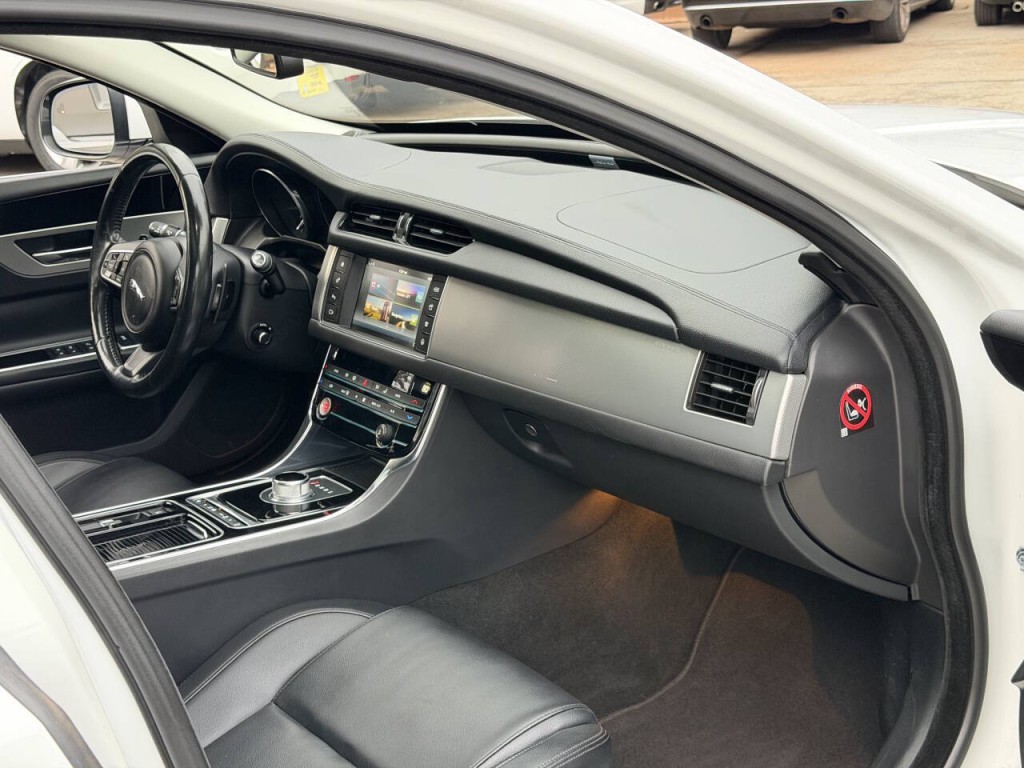 2016 Jaguar XF Image 62
