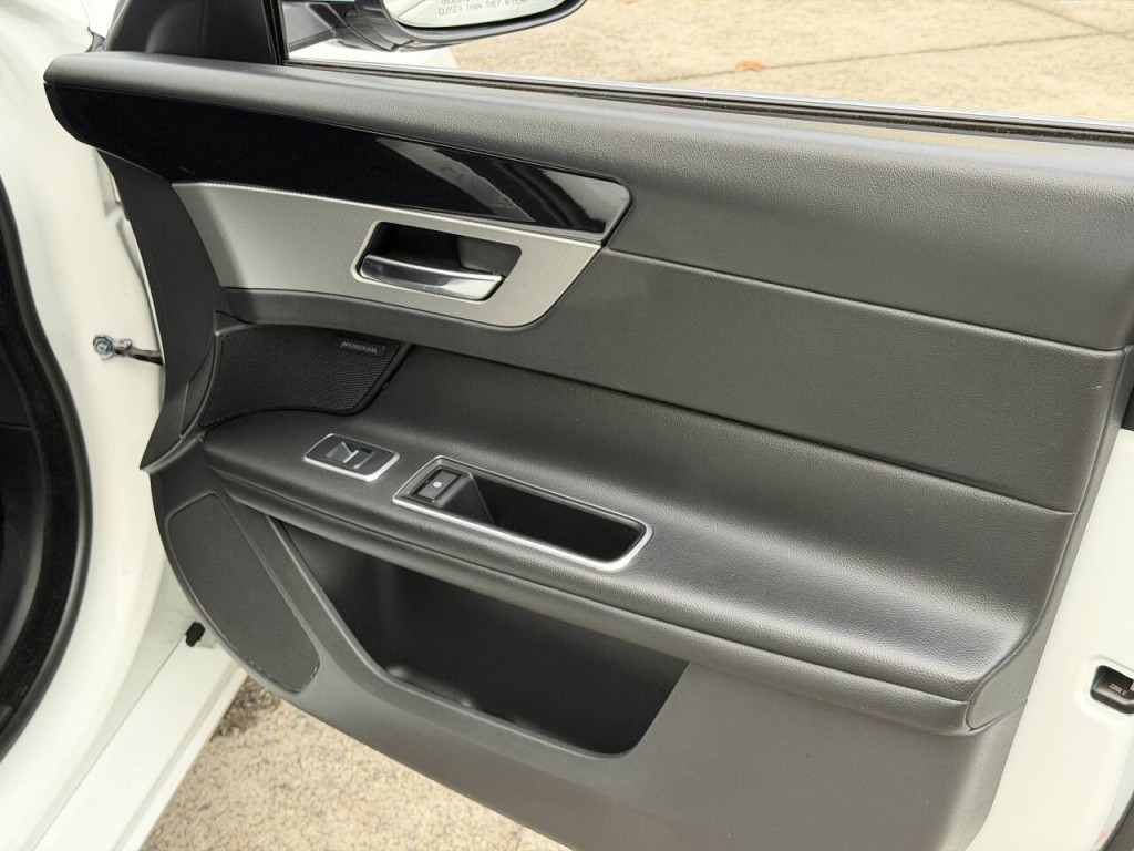 2016 Jaguar XF Image 63