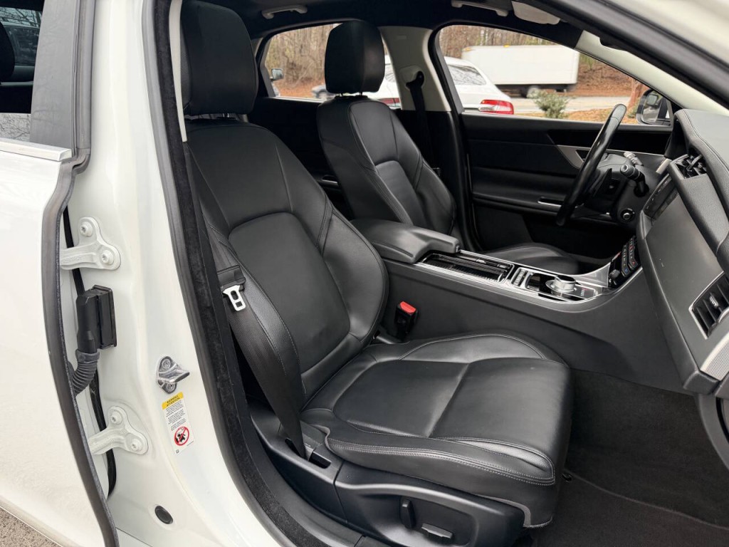 2016 Jaguar XF Image 64