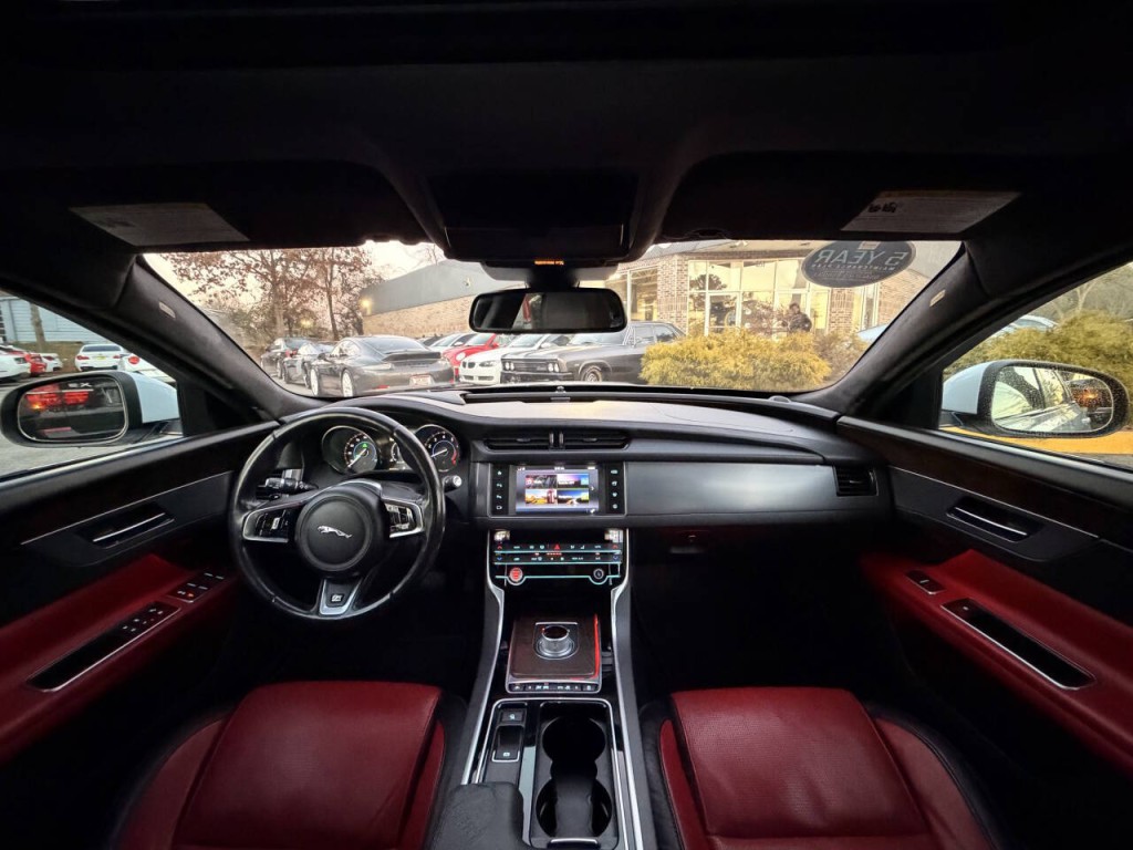 2016 Jaguar XF Image 2