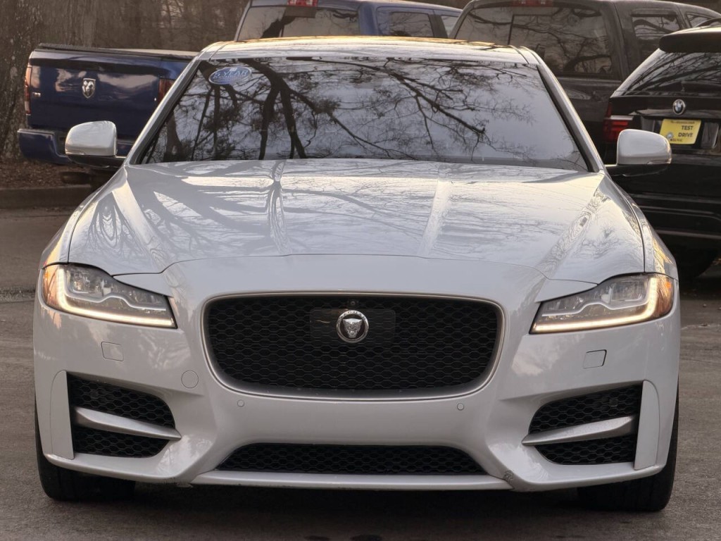 2016 Jaguar XF Image 3