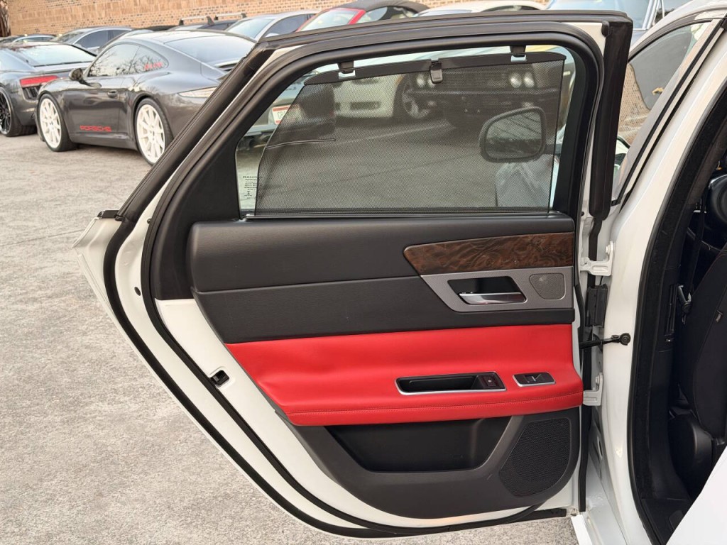 2016 Jaguar XF Image 6