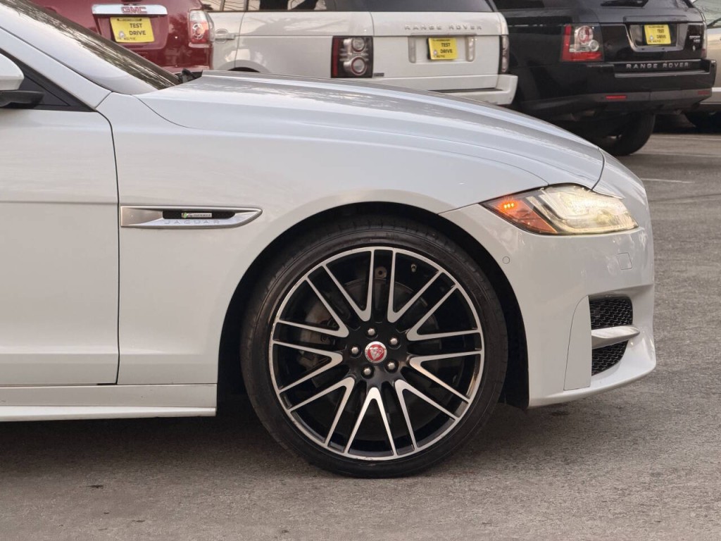 2016 Jaguar XF Image 8