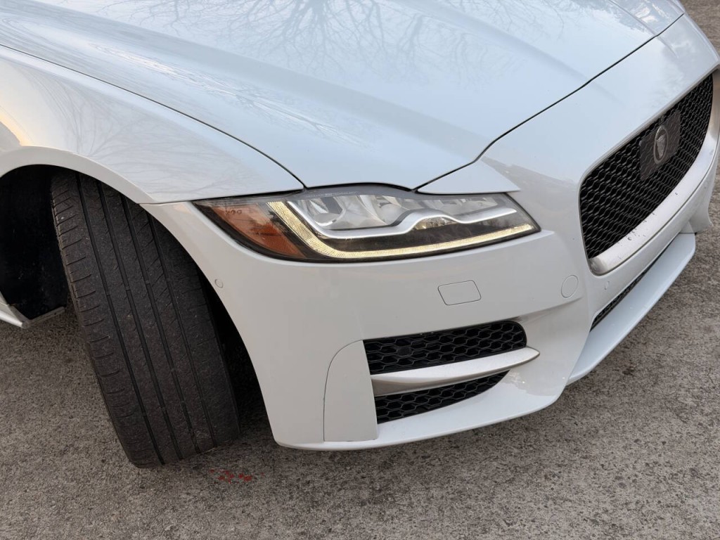 2016 Jaguar XF Image 9