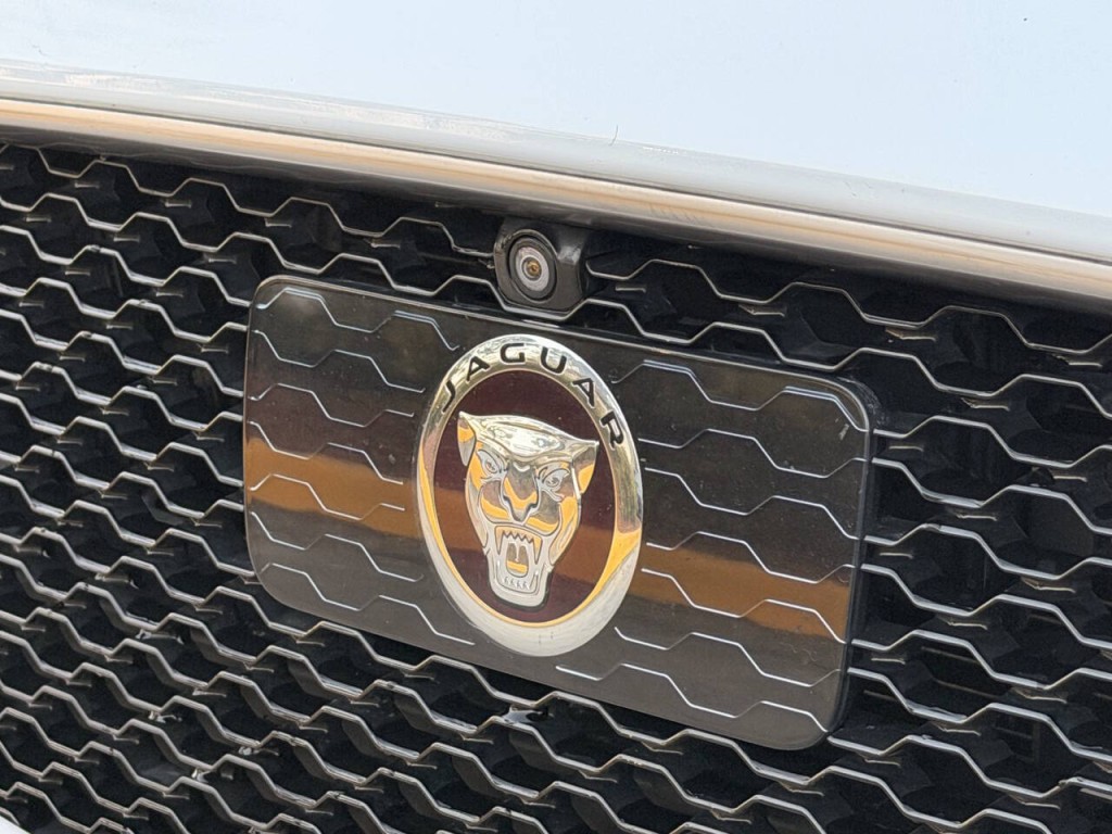 2016 Jaguar XF Image 10