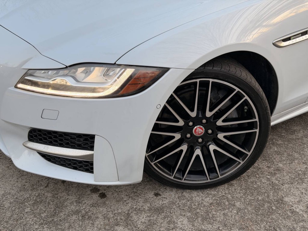 2016 Jaguar XF Image 11