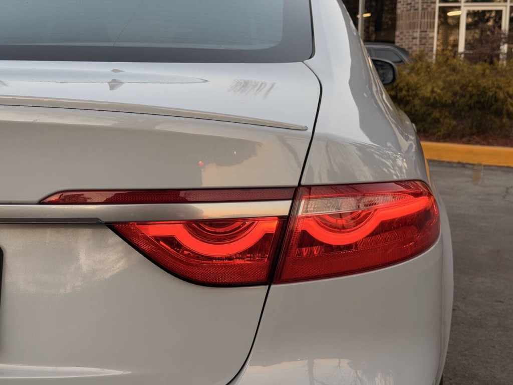 2016 Jaguar XF Image 14