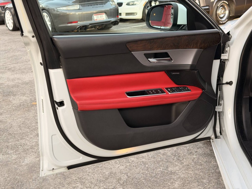 2016 Jaguar XF Image 15