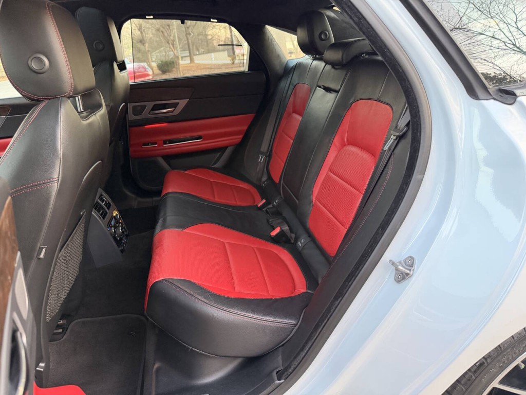 2016 Jaguar XF Image 20