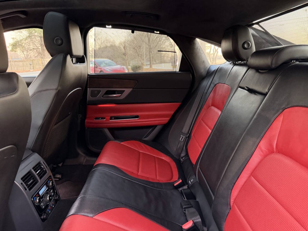 2016 Jaguar XF Image 21