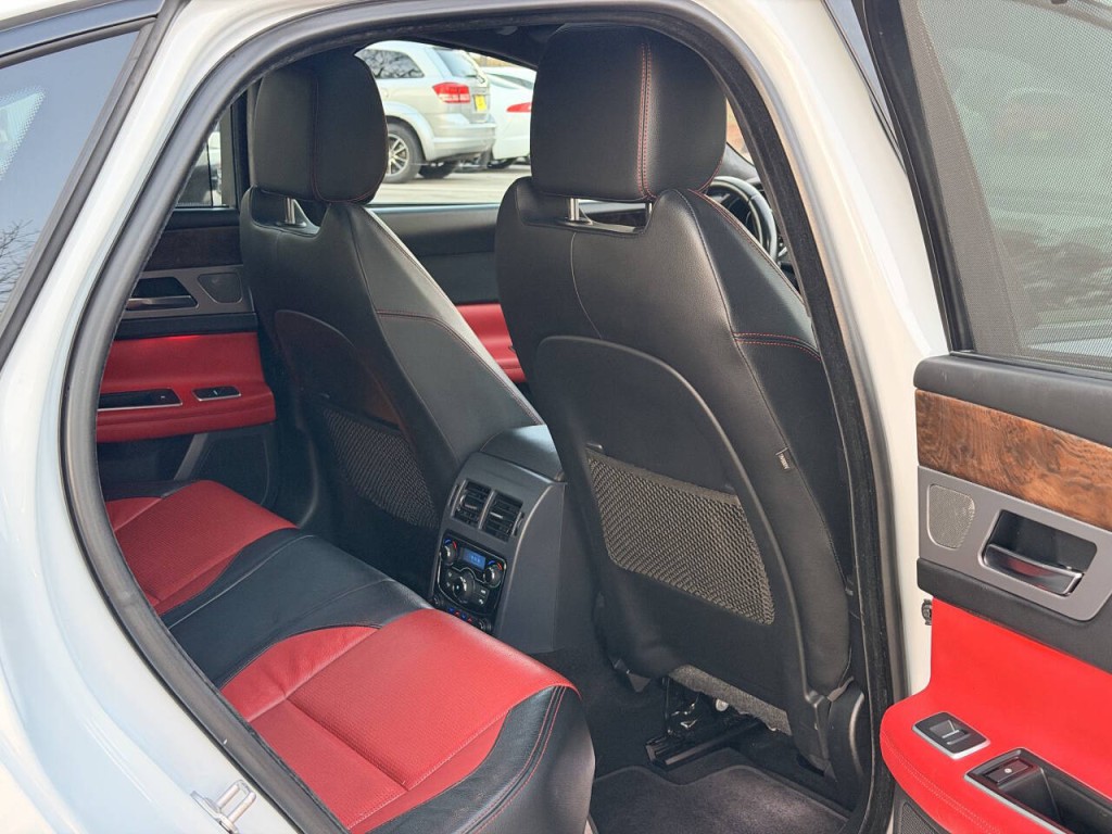 2016 Jaguar XF Image 25