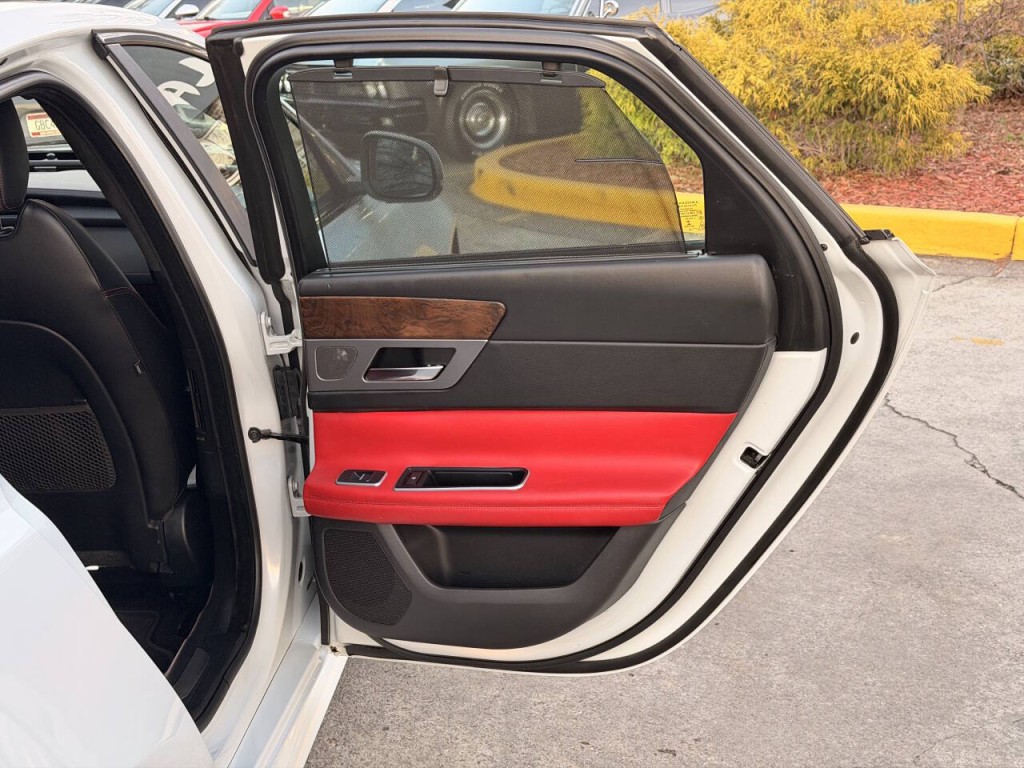 2016 Jaguar XF Image 27