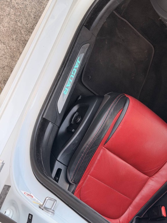 2016 Jaguar XF Image 28