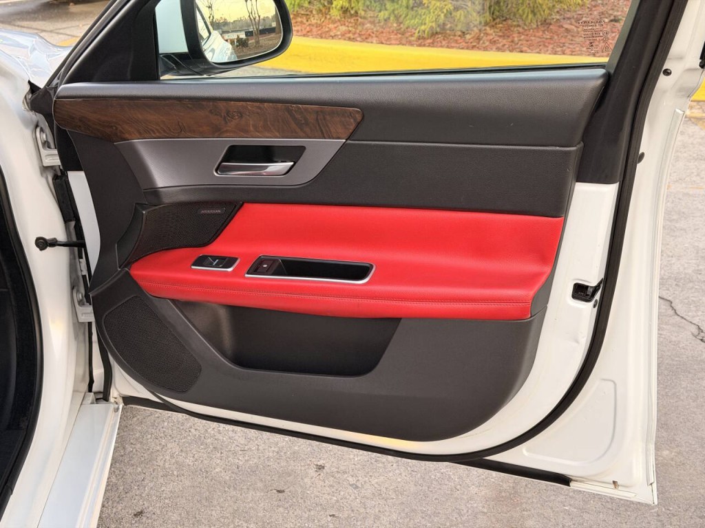 2016 Jaguar XF Image 29