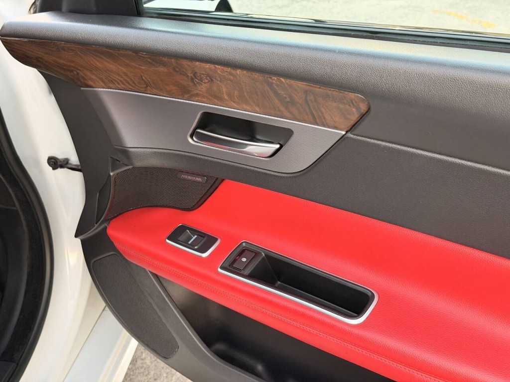 2016 Jaguar XF Image 30