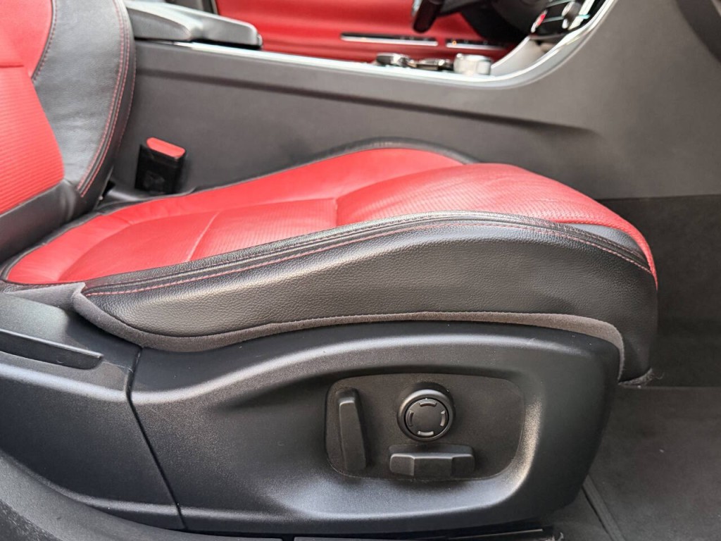 2016 Jaguar XF Image 31