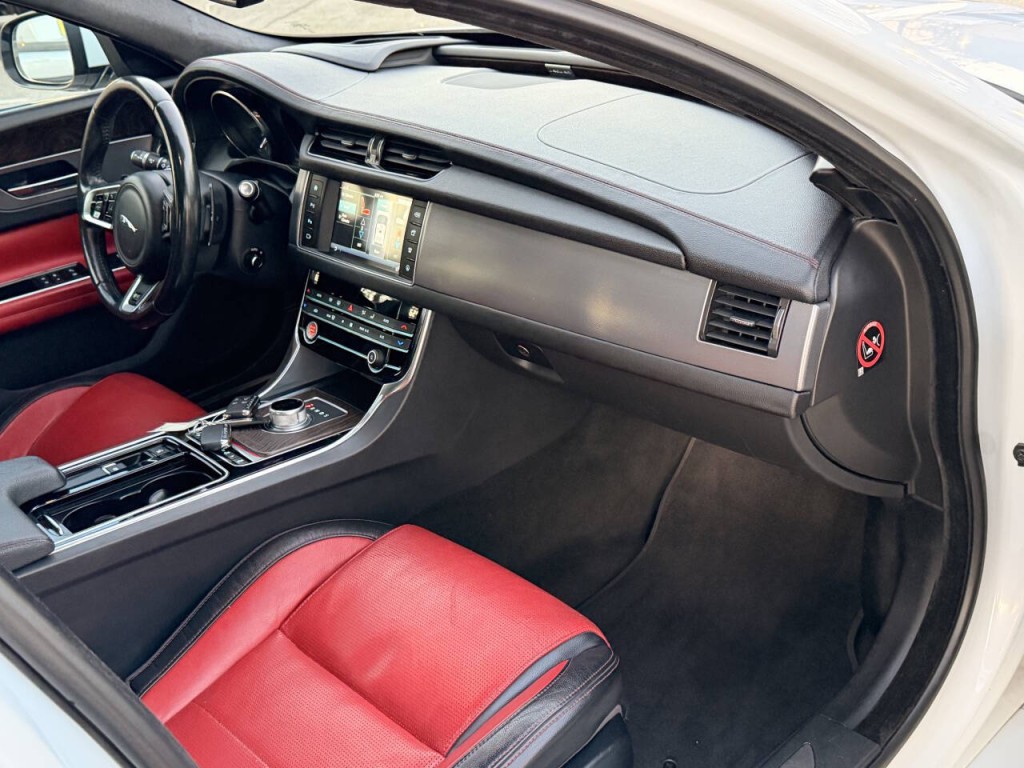 2016 Jaguar XF Image 32