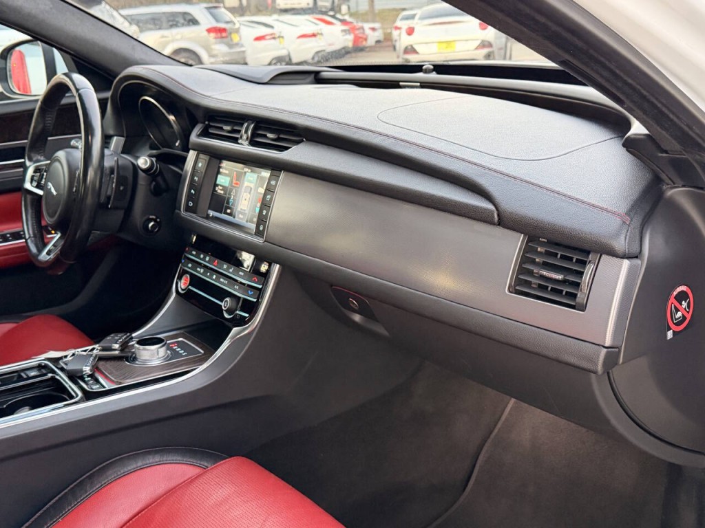 2016 Jaguar XF Image 33