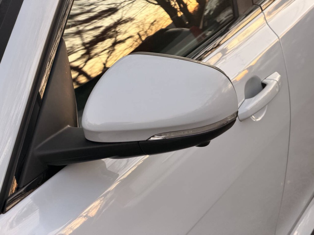 2016 Jaguar XF Image 34